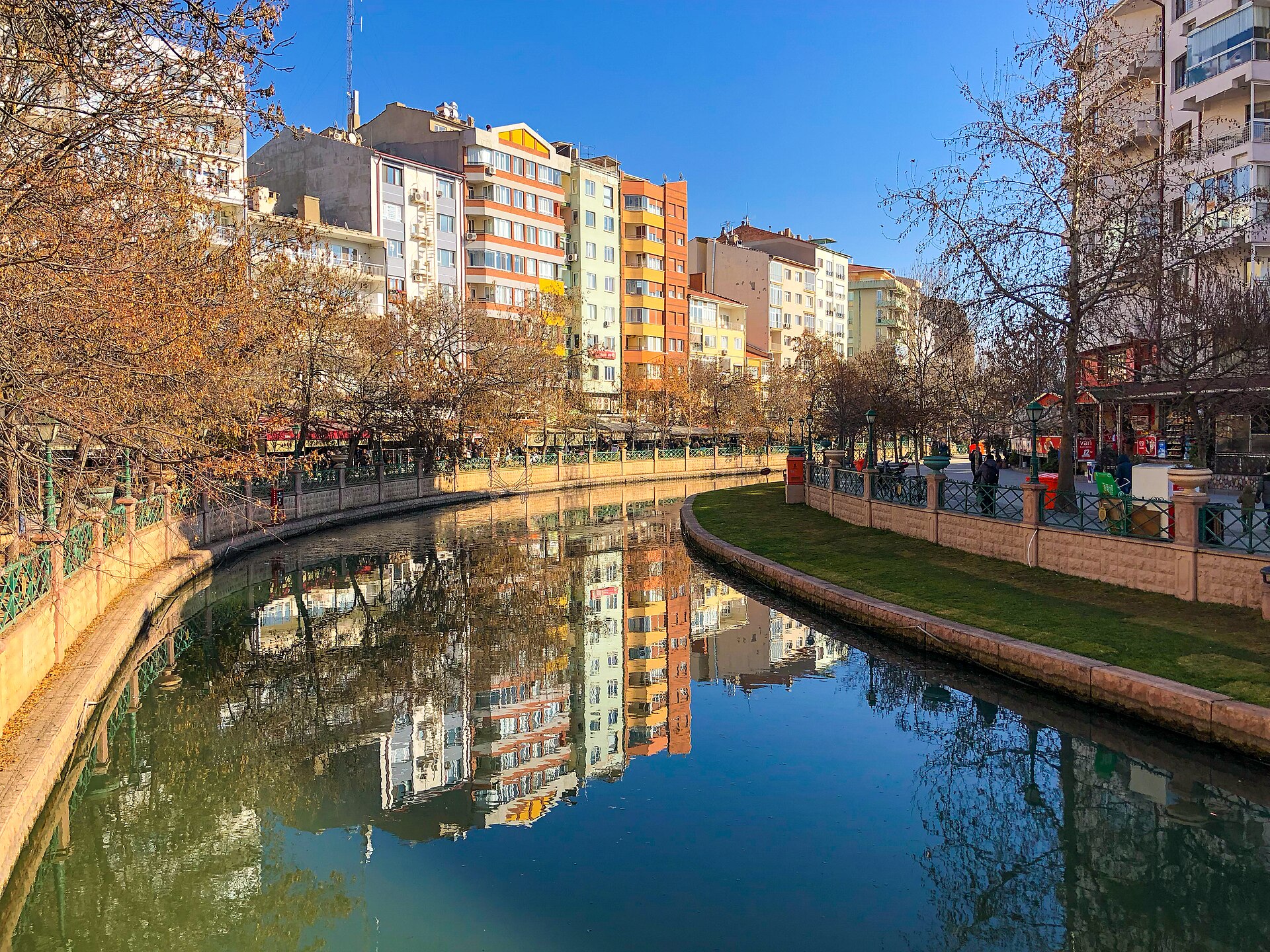 Eskişehir şehir merkezinde Porsuk Çayı ve çevresindeki yapılar